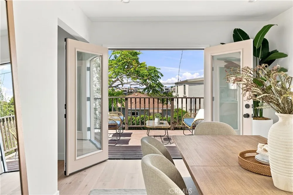 2011 Springfield Avenue Hermosa Beach, CA 90254