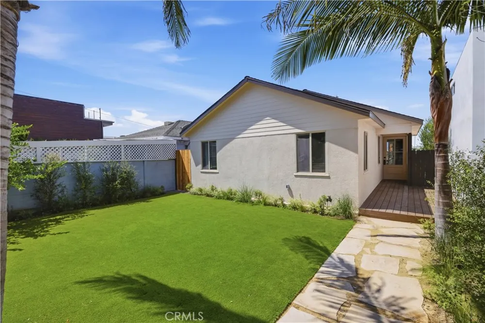2011 Springfield Avenue Hermosa Beach, CA 90254