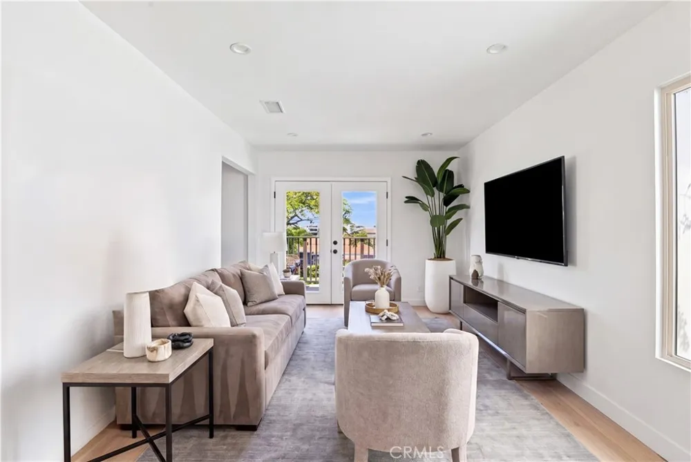 2011 Springfield Avenue Hermosa Beach, CA 90254