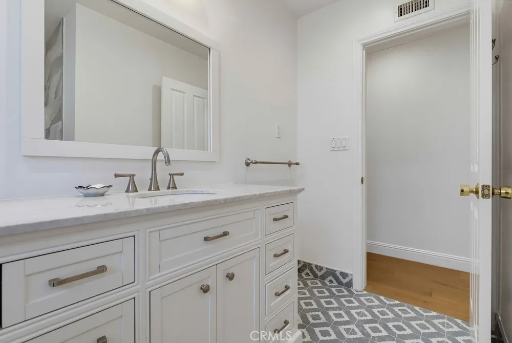 861 Roxanne Long Beach, CA 90815