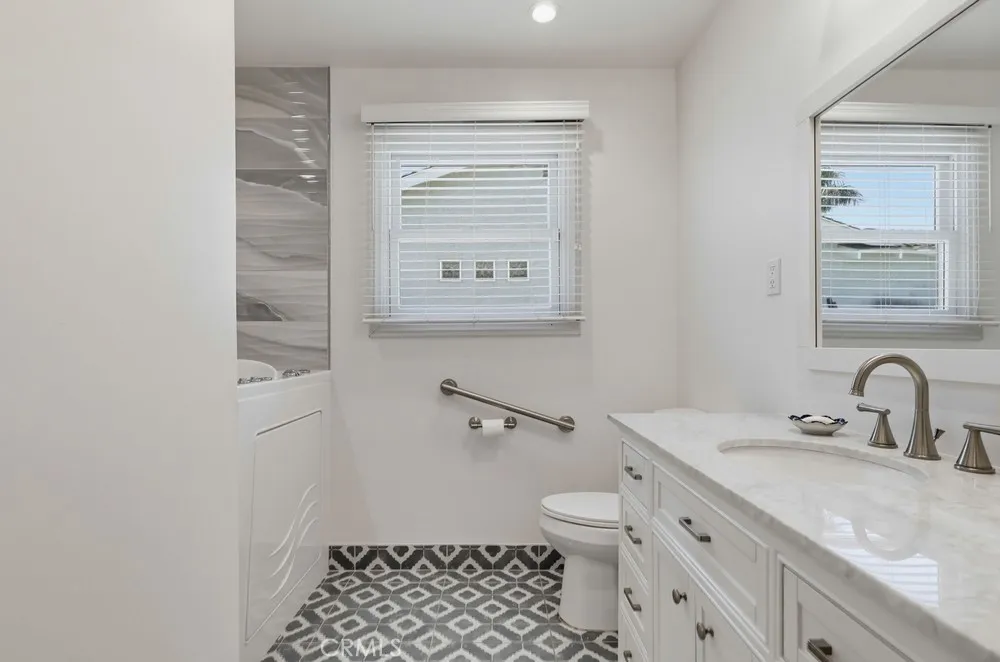 861 Roxanne Long Beach, CA 90815