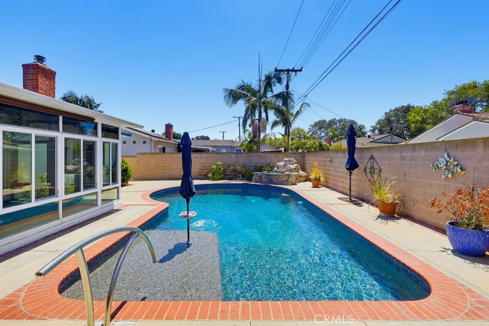 861 Roxanne Long Beach, CA 90815