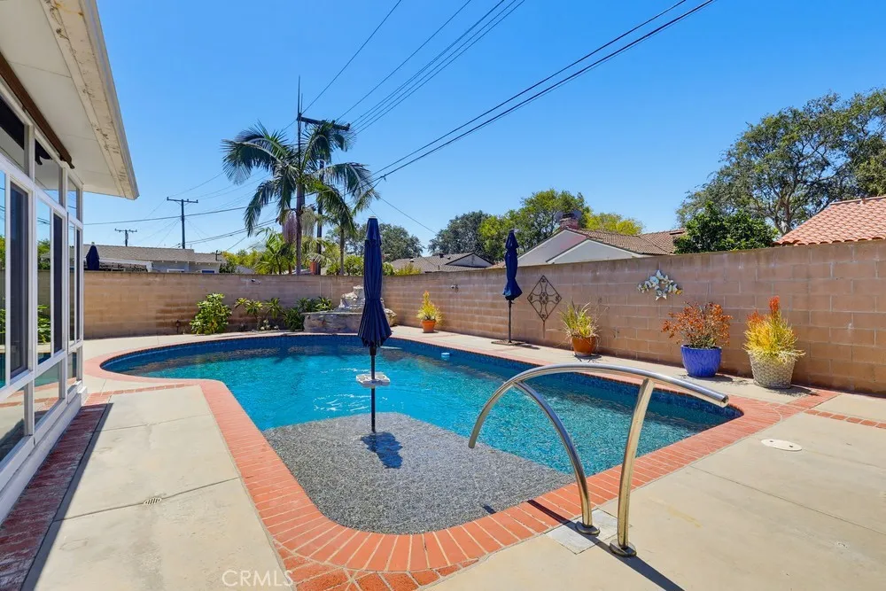 861 Roxanne Long Beach, CA 90815