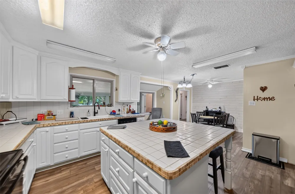 2401 Lake Park Ln Jacksonville, TX 75766