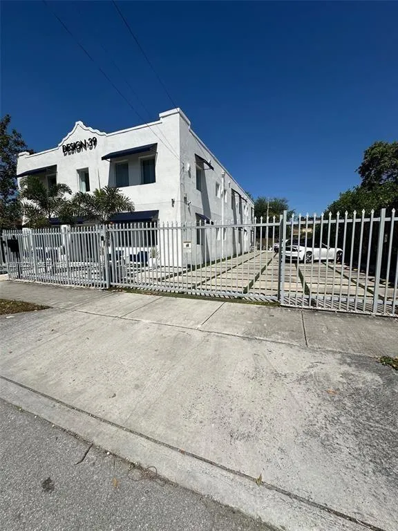 165 NW 39th St #3 Miami, FL 33127