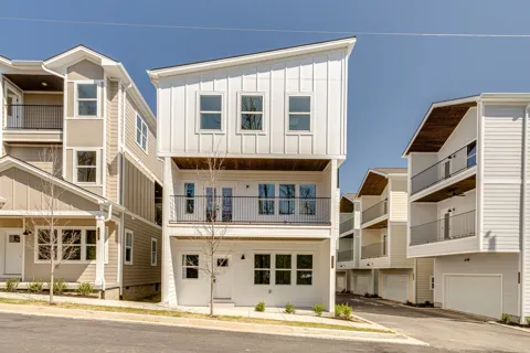 1135 Lawrence Ave