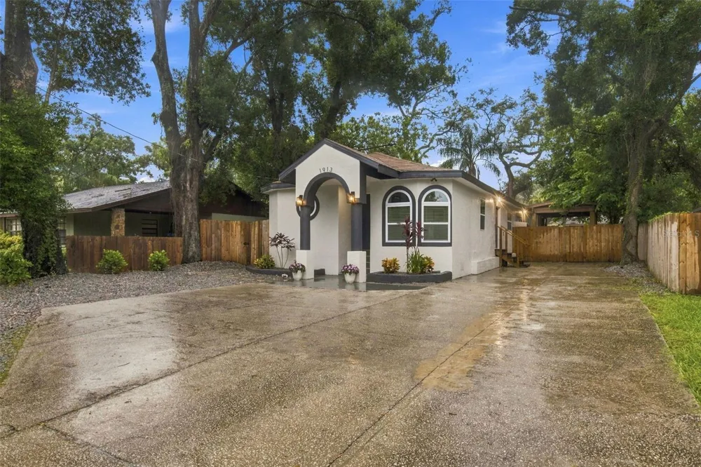 1913 E HANNA AVENUE Tampa, FL 33610