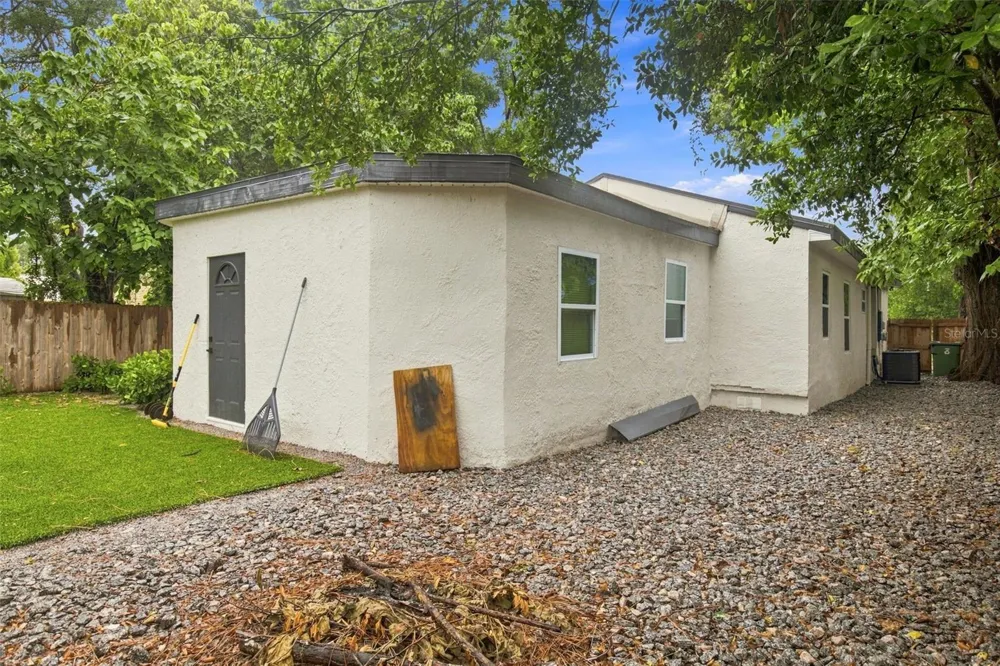 1913 E HANNA AVENUE Tampa, FL 33610