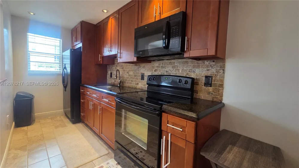415 NE 2nd St #105 Hallandale Beach, FL 33009