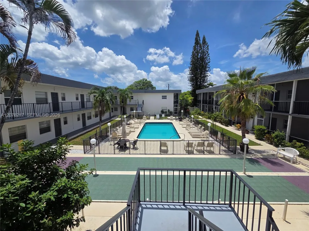 415 NE 2nd St #105 Hallandale Beach, FL 33009