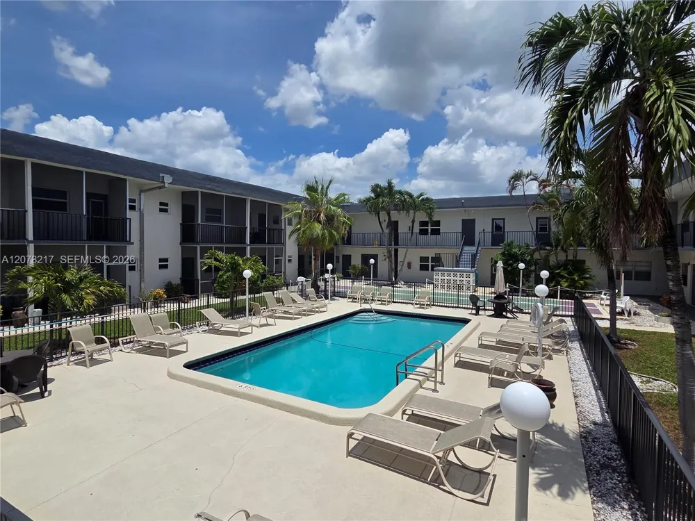 415 NE 2nd St #105 Hallandale Beach, FL 33009