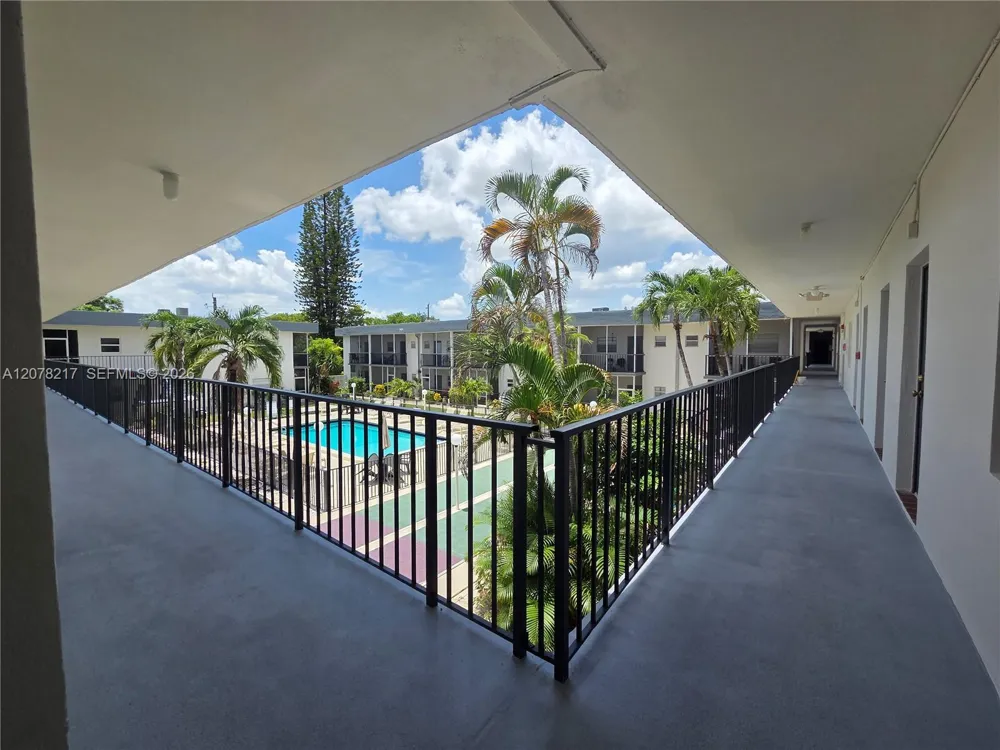 415 NE 2nd St #105 Hallandale Beach, FL 33009