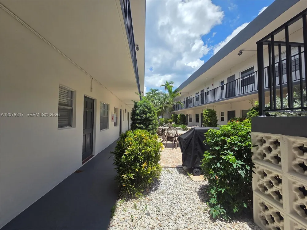 415 NE 2nd St #105 Hallandale Beach, FL 33009