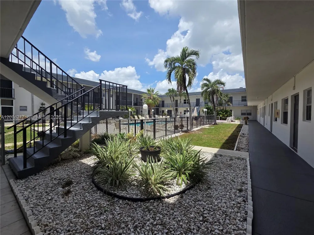 415 NE 2nd St #105 Hallandale Beach, FL 33009