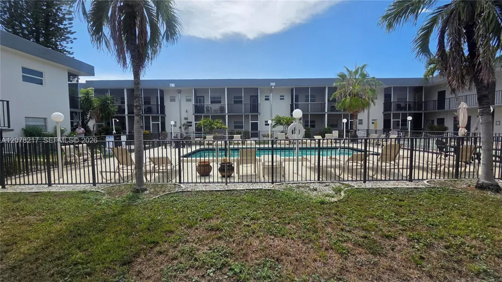 415 NE 2nd St #105 Hallandale Beach, FL 33009