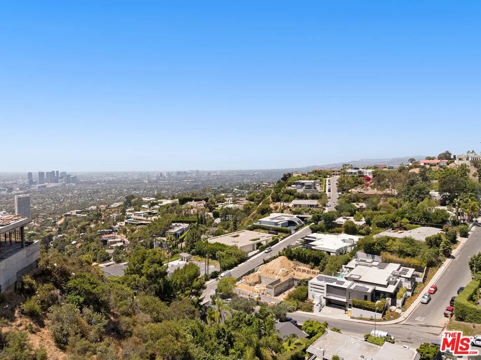 2275 Sunset Plaza Los Angeles, CA 90069