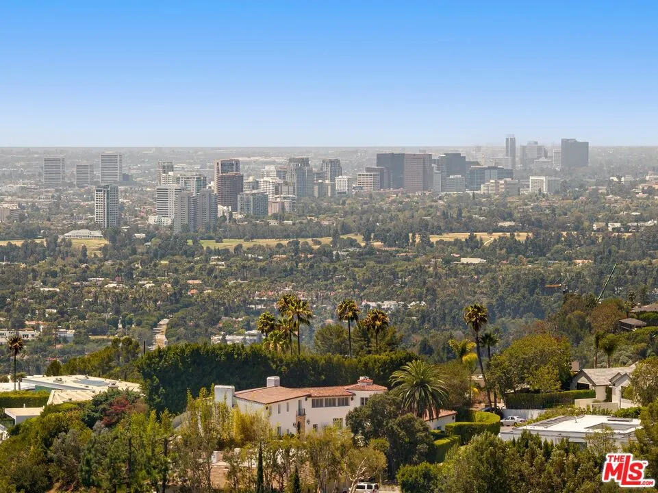 2275 Sunset Plaza Los Angeles, CA 90069