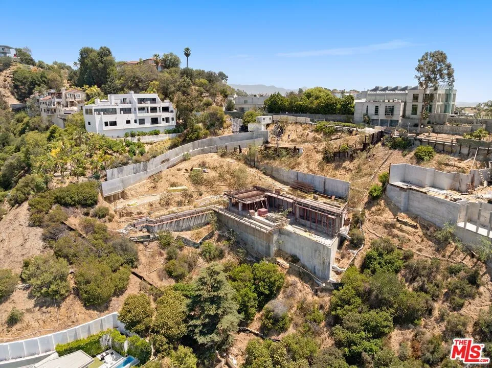 2275 Sunset Plaza Los Angeles, CA 90069
