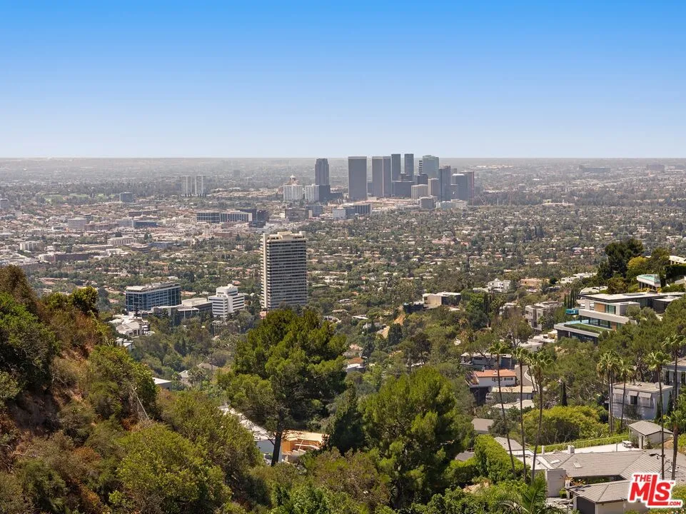 2275 Sunset Plaza Los Angeles, CA 90069