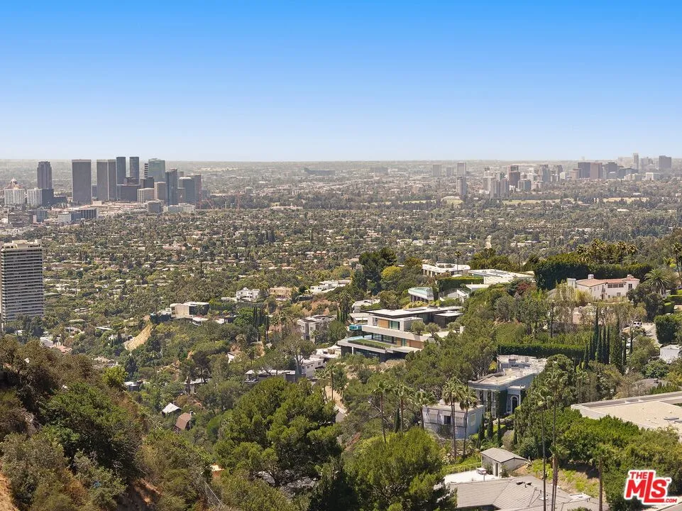 2275 Sunset Plaza Los Angeles, CA 90069