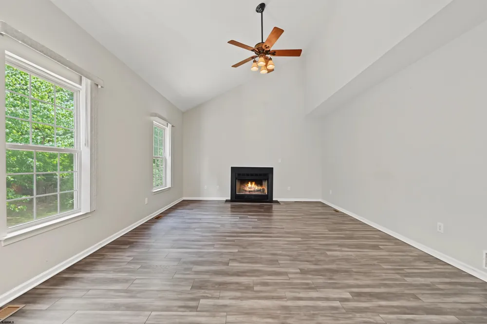 18 Chancellor Park Dr Mays Landing, NJ 08330
