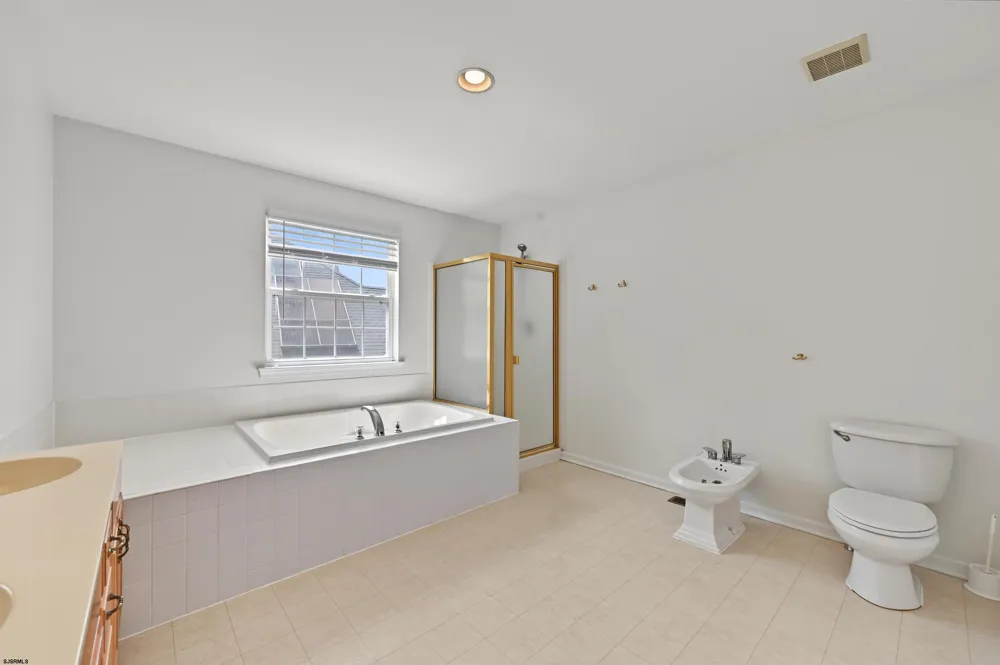 18 Chancellor Park Dr Mays Landing, NJ 08330