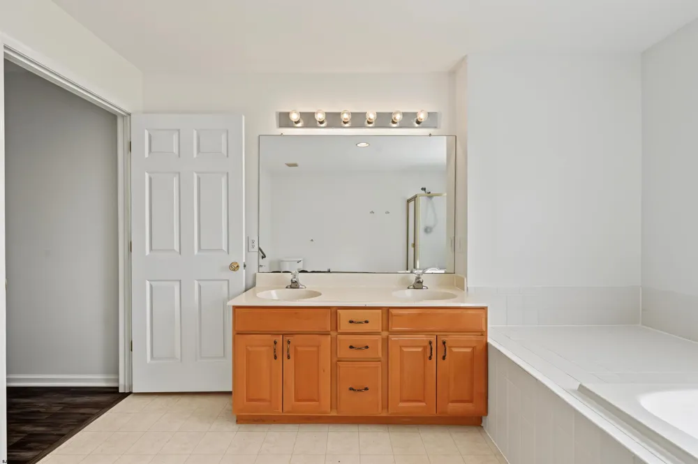 18 Chancellor Park Dr Mays Landing, NJ 08330