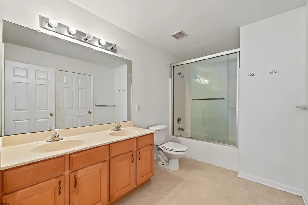 18 Chancellor Park Dr Mays Landing, NJ 08330