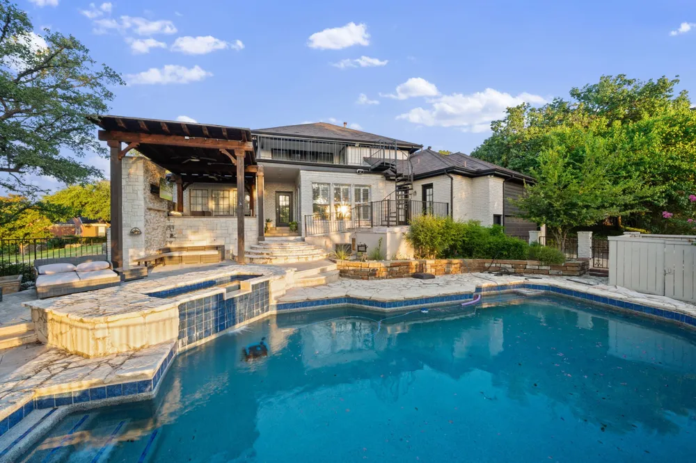 100 Krohn Court Irving, TX 75038