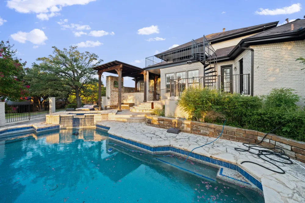 100 Krohn Court Irving, TX 75038