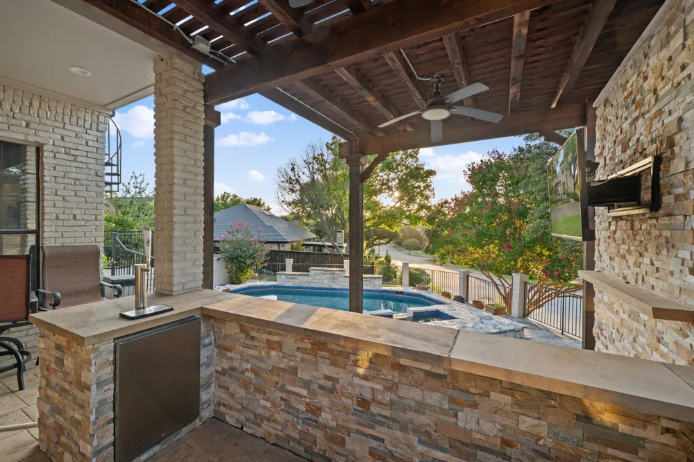 100 Krohn Court Irving, TX 75038