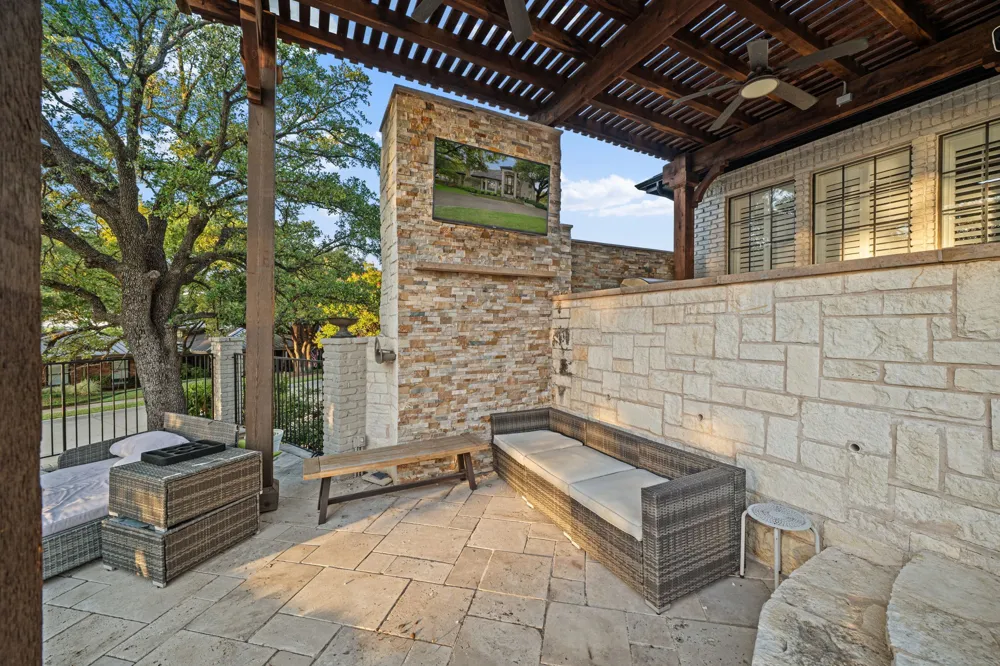 100 Krohn Court Irving, TX 75038