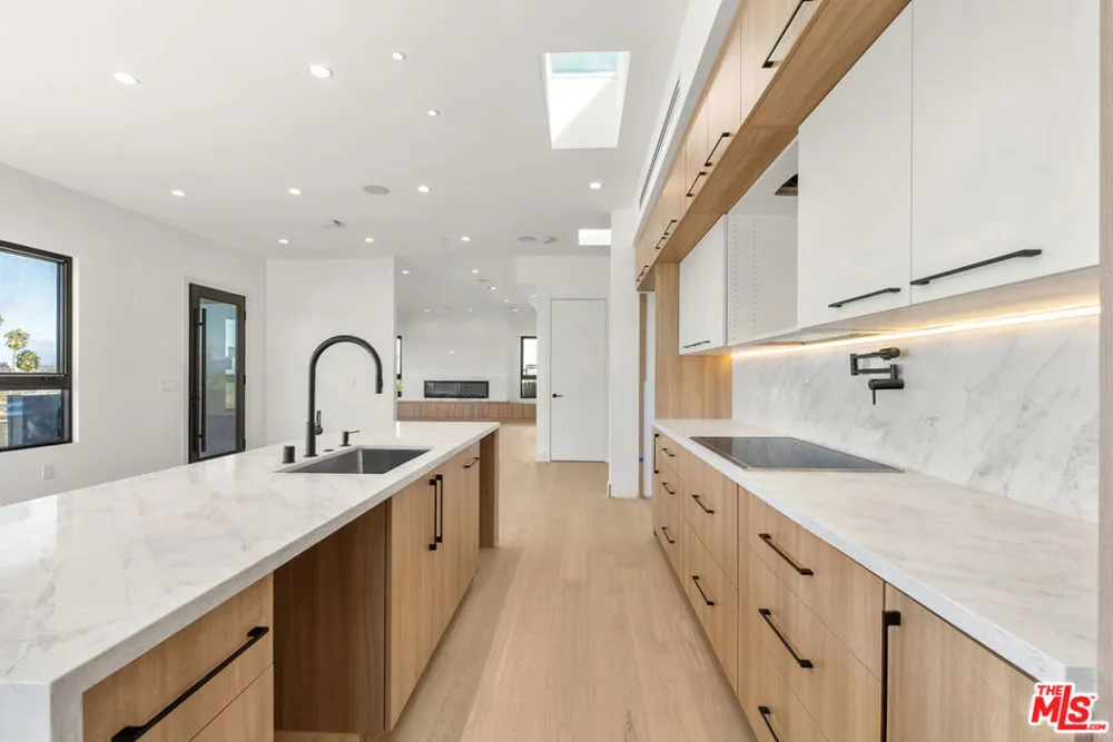 5280 Sanchez Drive Los Angeles, CA 90008