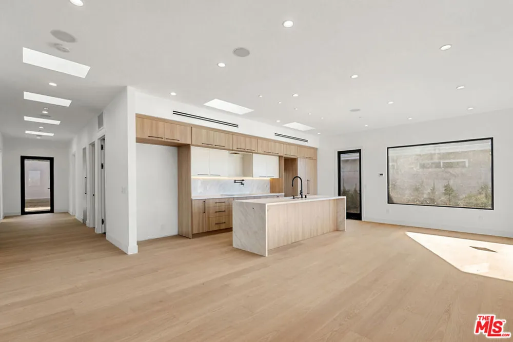 5280 Sanchez Drive Los Angeles, CA 90008