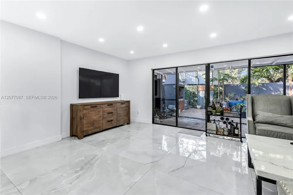 3321 Simms St #13B Hollywood, FL 33021