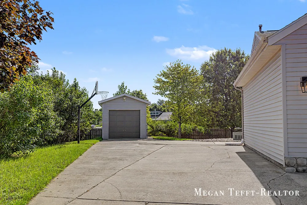6230 Belmont Farms NE Plainfield Charter Township, MI 49306