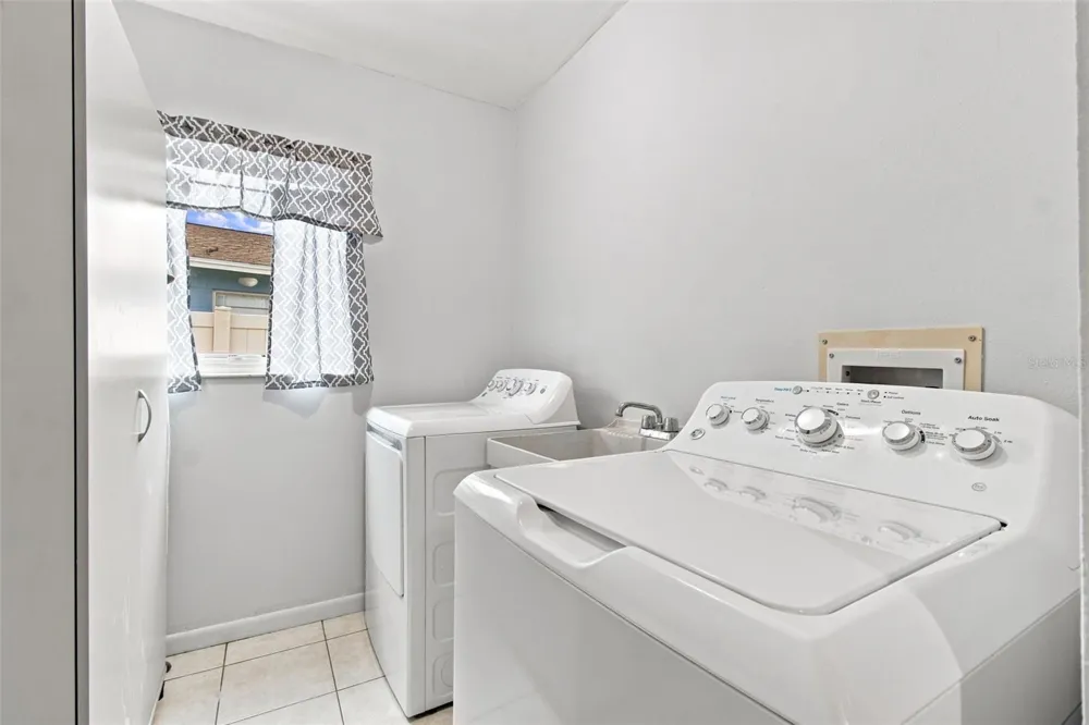 3721 SAND PEBBLE DRIVE Valrico, FL 33596