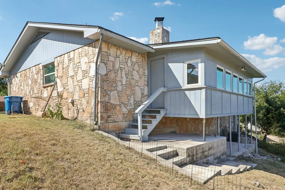 115 Village Drive Kerrville, TX 78028