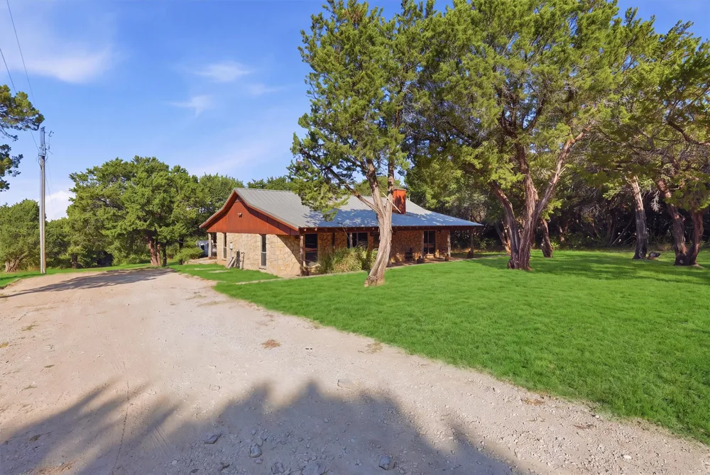 1136 County Road 306b Rainbow, TX 76077