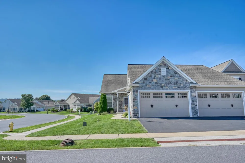 102 S VILLAGE CIRCLE Palmyra, PA 17078