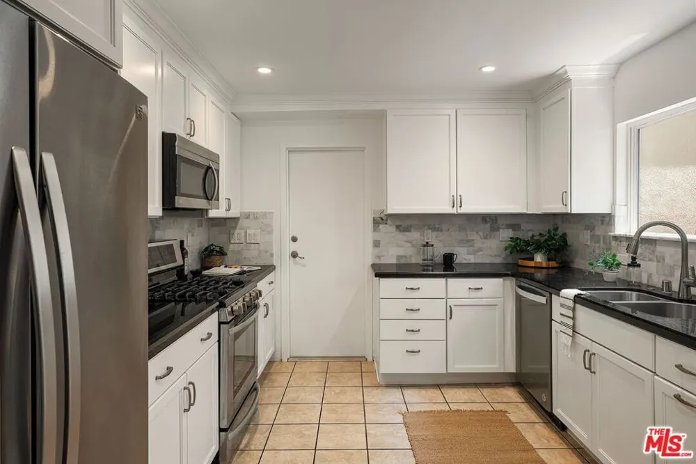 32 Village Pkwy Santa Monica, CA 90405