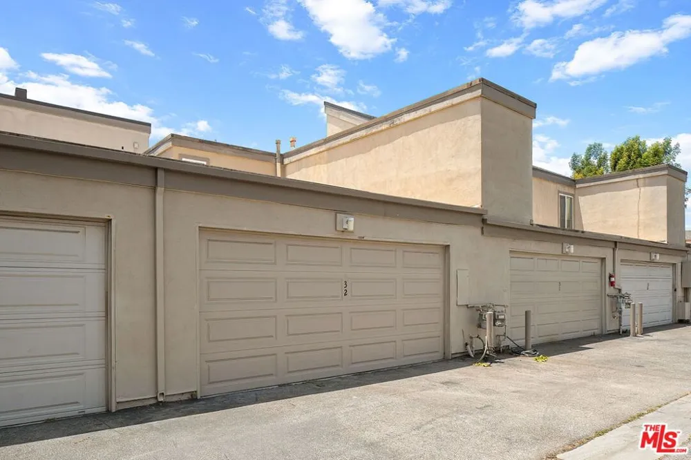 32 Village Pkwy Santa Monica, CA 90405