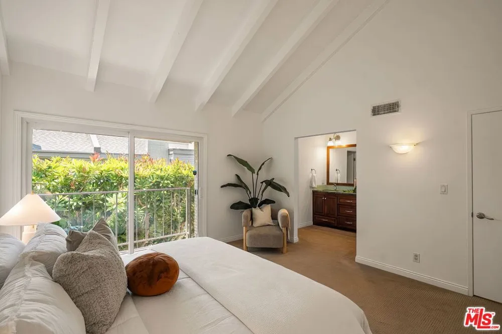 32 Village Pkwy Santa Monica, CA 90405