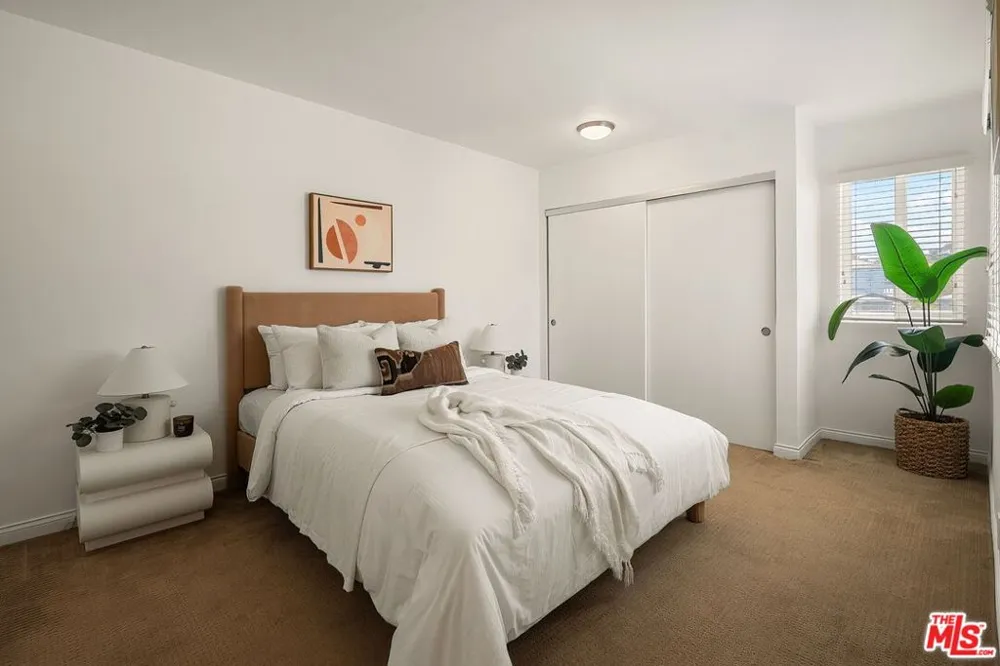 32 Village Pkwy Santa Monica, CA 90405