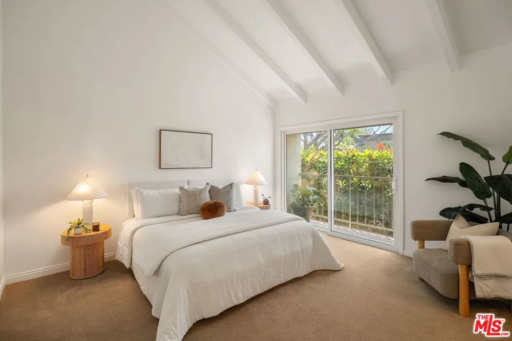 32 Village Pkwy Santa Monica, CA 90405