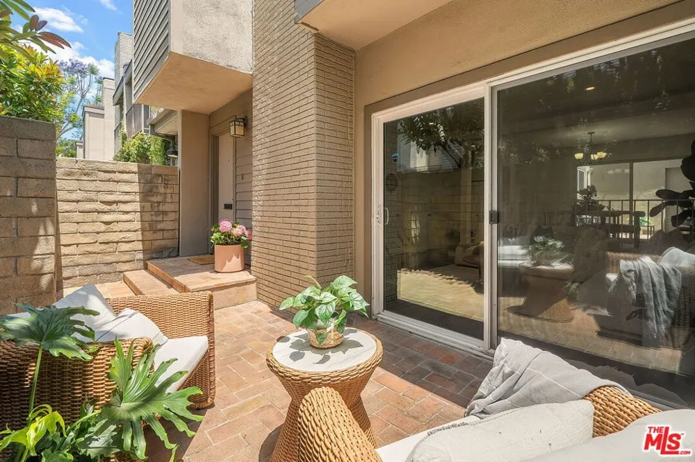 32 Village Pkwy Santa Monica, CA 90405