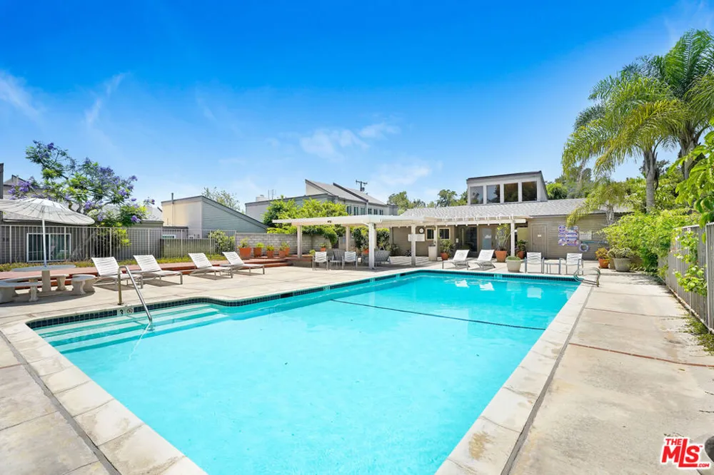 32 Village Pkwy Santa Monica, CA 90405