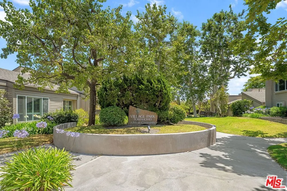 32 Village Pkwy Santa Monica, CA 90405