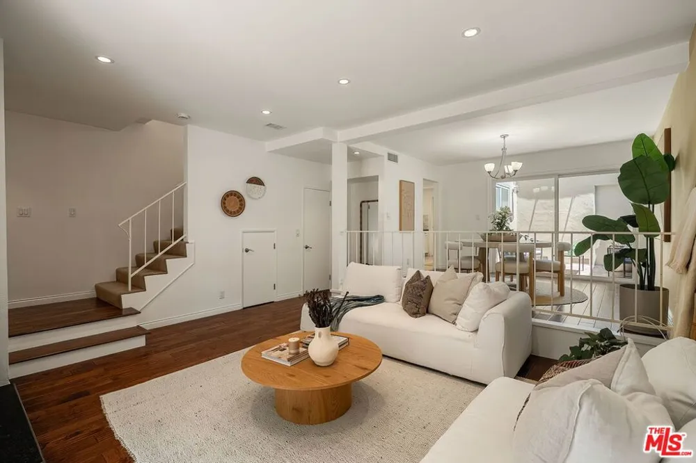 32 Village Pkwy Santa Monica, CA 90405