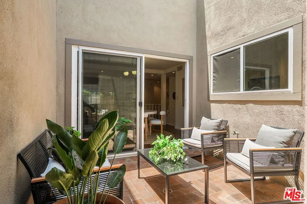 32 Village Pkwy Santa Monica, CA 90405